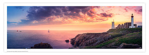 Le phare de Saint-Mathieu et l’ancienne abbaye dominent la mer d’Iroise dans le Finistère.